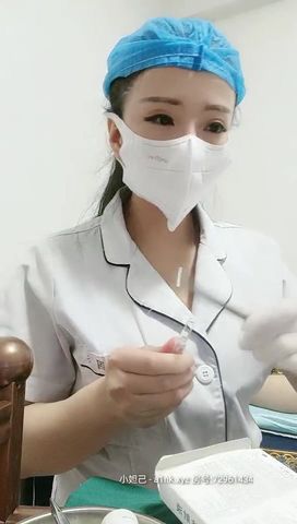 美容院大夫工作中玩直播給騷女做處女摸修復術直播給狼友看，自己還漏奶子玩奶頭誘惑狼友，給逼逼打針真刺激