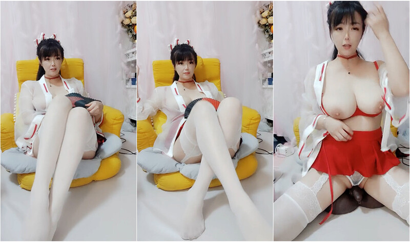 丰满大奶肥美少妇CosPlay,白色丝袜穿上,奶大自然下垂,黑人尺寸玩具抽送