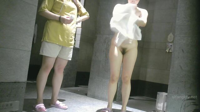 澡堂子內部員工偷窺幾位白嫩的美少婦洗澡、泡湯